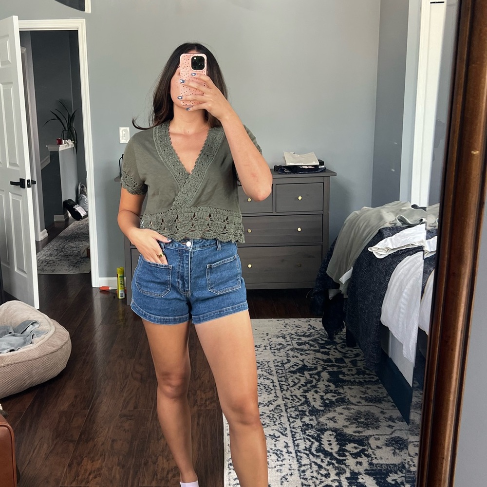 Cropped Green V-Neck Lace Blouse